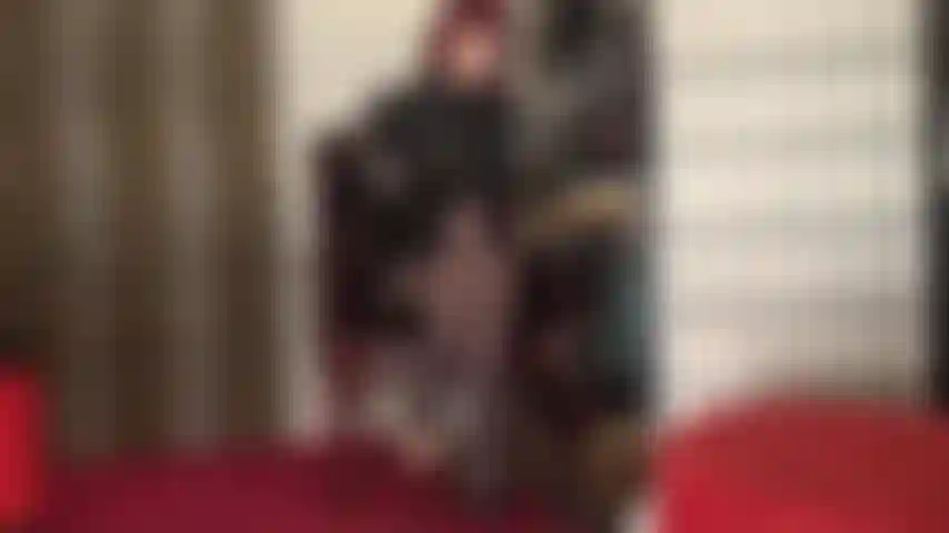 La padrona ti succhia lo sperma dalle palle, mungendoti il cazzo con guanti di pelle.