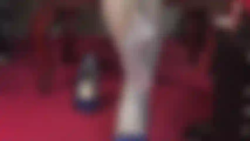 Collant grigio lucido, adorazione dei piedi e dei tacchi alti in nylon grigio e graziose décolleté blu.