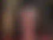 Un culo perfetto in collant marrone scuro lucidi e body con perizoma.