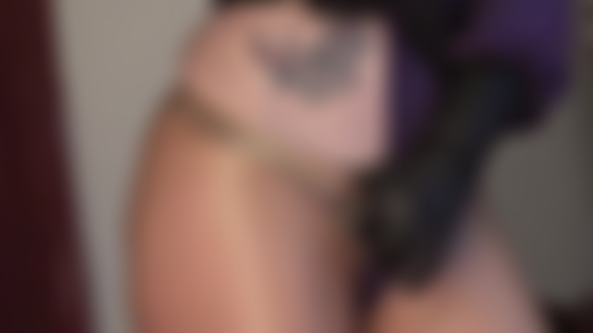 Adoro i tatuaggi e le mutandine sotto i collant: così sexy, così intima, così da vicino. Divertiti!