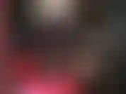 Sexy e sensuale che adora il corpo indossando leggings aderenti effetto bagnato, collant e tacchi alti con camicetta e corsetto.