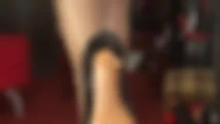 Schiava dei tacchi alti - la padrona vivian ti tiene sotto i suoi tacchi. Ti assicurerai di mantenerli impeccabili, usando solo la lingua per pulirli a fondo. Per dimostrare la sua gratitudine, la padrona usa questi tacchi per darti un calcio in faccia.