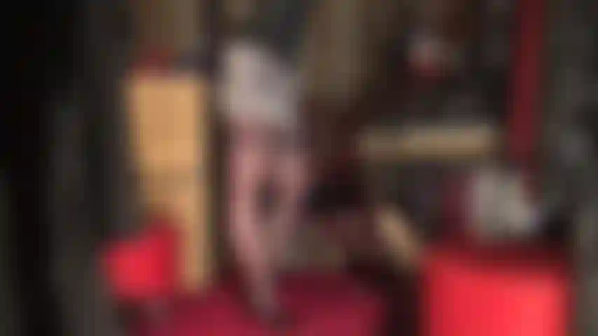 Una meravigliosa provocazione in collant fantasia, con un ritaglio a forma di cuore sul sedere e gambe con cuciture, questo collant si abbina perfettamente a un corsetto in pelle, tacchi a spillo e minigonna in raso argentato.