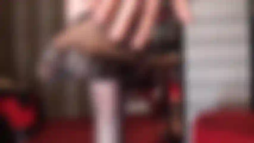 Delle calze nere vintage completamente modellate, abbinate a un perizoma rosso, la padrona stuzzica con queste meravigliose calze di nylon setose, il suo culo e i suoi piedi.