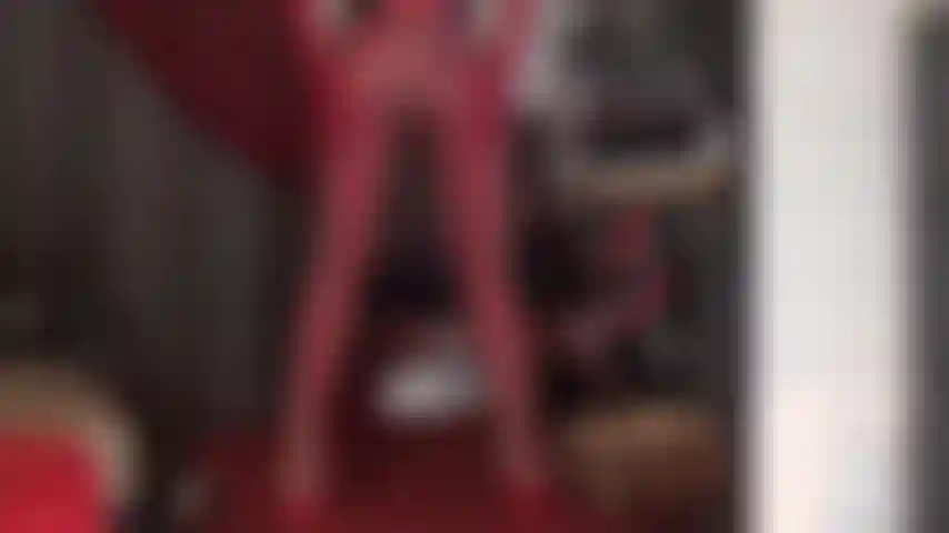 Riesci a sopportare tutta questa lucentezza? La padrona vivian mi stuzzica con strati di nylon estremamente lucidi.