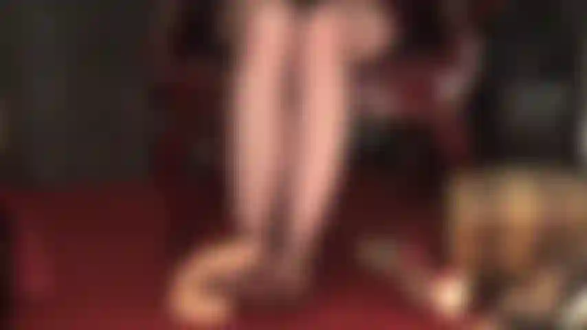 I piedi, le gambe e le cosce della signora vivian sono desiderati da così tanti cazzi... La signora li munge tutti!