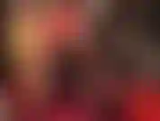 Adoro le gambe e il culo perfetti della mia padrona, in collant lucidi e pantaloncini attillati di raso rosso, e indosso il suo enorme strapon nero per incatenarti.