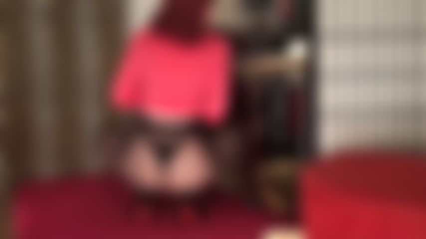 Tira su il tuo cazzo e le tue palle e muoviti fino a prosciugarti per il mio fantastico culo, fianchi e cosce in collant neri e molto trasparenti.