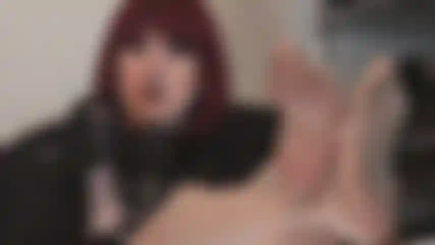 Annuso i miei piedi sudati nei collant mentre mungo il tuo cazzo.