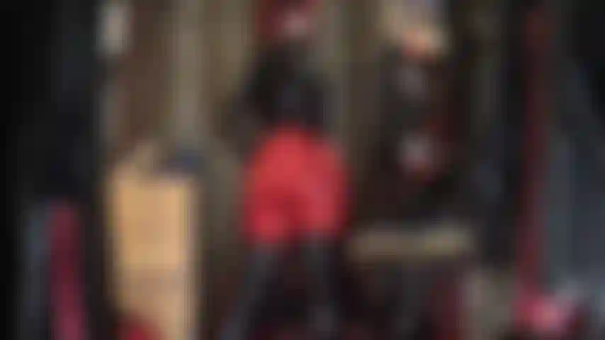 Inchinati al mio fantastico sedere rotondo con leggings rossi attillati, pantaloni sopra il ginocchio in vernice e giacca in vinile lucido con guanti di pelle. Ti chiedo di masturbarti per il mio culo mentre lavoro sui miei glutei.