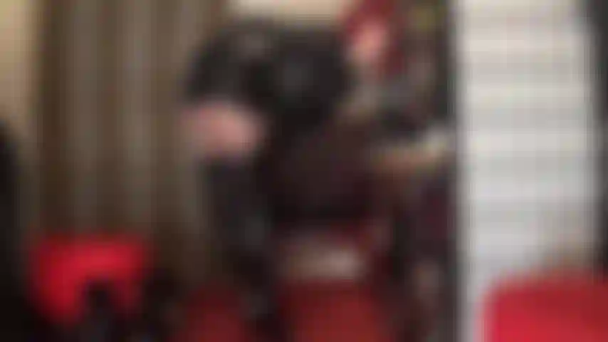 La padrona vivian sa che mostrare i suoi bei muscoli del culo ti fa impazzire. Adoro il suo culo perfetto con gonna di pelle, mutandine di raso e collant.