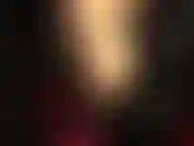 Capelli corti, gambe lunghe, tacchi sexy in pelle e plateau.