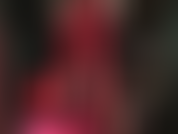 Dominatrice con strapon della bbc e adoratrice del culo in leggings rossi lucidi.