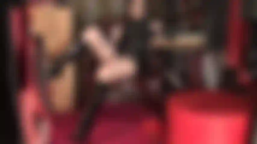 La padrona vivian ti possiede con i suoi occhi seducenti, le sue labbra, le sue cosce ricoperte di collant e i suoi stivali di vernice lucida.