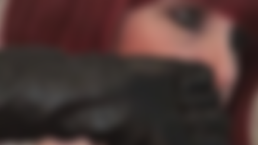 Tu desideri il tocco degli stretti guanti di pelle nera della padrona.