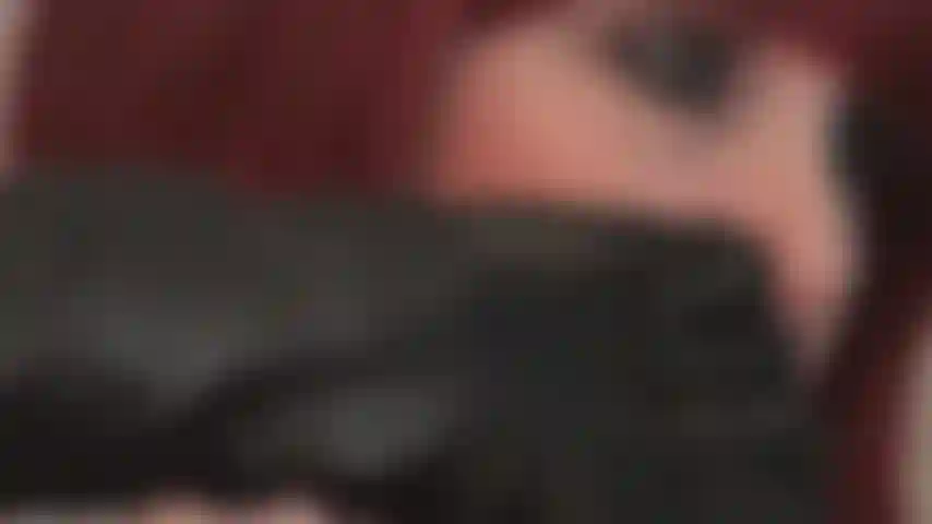 Tu desideri il tocco degli stretti guanti di pelle nera della padrona.