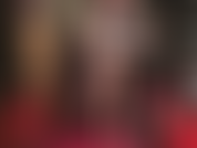 La seduttrice: lenta e sensuale provocazione delle gambe con calze nere trasparenti e top in pizzo.