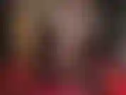 La seduttrice: lenta e sensuale provocazione delle gambe con calze nere trasparenti e top in pizzo.