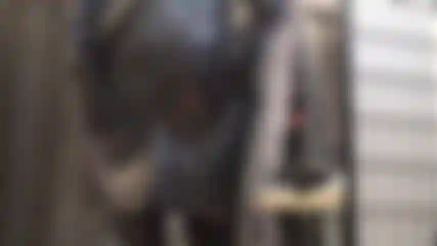 Uno spesso strapon rosso per la tua bocca da sgualdrina: sapendo cosa si nasconde sotto la sua gonna di pelle, l'attesa di poter finalmente adorare il suo grosso cazzo rosso ti fa impazzire.