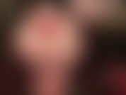 Sei dipendente dai piedi nudi, dalle gambe e dal culo della padrona vivian, ma non puoi resistere nemmeno a un grosso strap-on... Prendi tutto qui, guardami accarezzare un grosso cazzo bianco mentre la stuzzico con i piedi sudati.