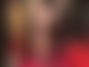 Guarda la mia padrona mentre sfila diversi paia di collant e calze per stuzzicarti con i suoi sexy piedi nudi.