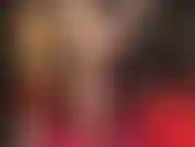 Guarda la mia padrona mentre sfila diversi paia di collant e calze per stuzzicarti con i suoi sexy piedi nudi.