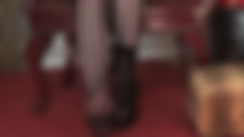 Avvicinati e adora i piedi della tua padrona con un paio di collant a righe davvero speciali. Le dita dei piedi sono trasparenti, così puoi ammirarle meglio mentre si muovono sul tuo viso.