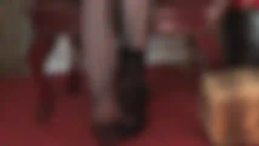 Avvicinati e adora i piedi della tua padrona con un paio di collant a righe davvero speciali. Le dita dei piedi sono trasparenti, così puoi ammirarle meglio mentre si muovono sul tuo viso.