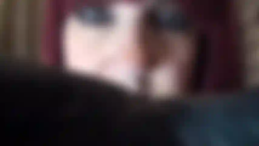 In balia delle mani guantate di pelle della mia padrona: ti sarà concesso di respirare o sarai lasciata soffocare con l'ultima visione del mio sorriso e dei miei occhi intensi che ti fissano.