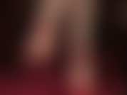 Feticista dei piedi nudi, con tacchi a spillo rossi e cinturino alla caviglia, penzolanti.