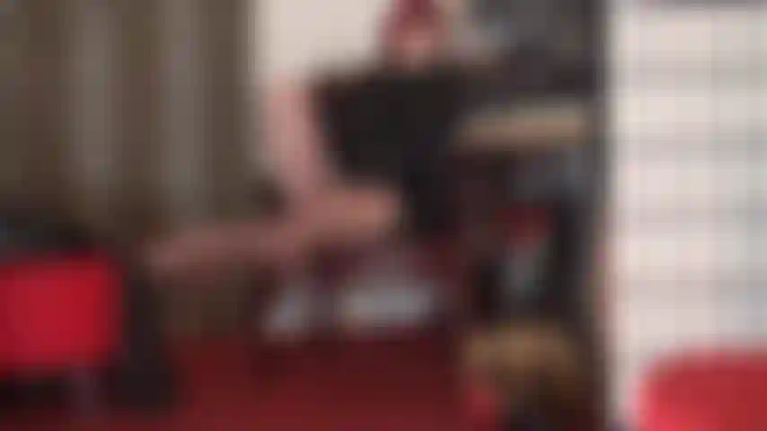 Lentamente e sensualmente stuzzico gambe e piedi in lucidi collant color caffè - le gambe incrociate della padrona in collant fanno pulsare il tuo cazzo. Ancora di più mentre le sue gambe si aprono per stuzzicare l'inguine.