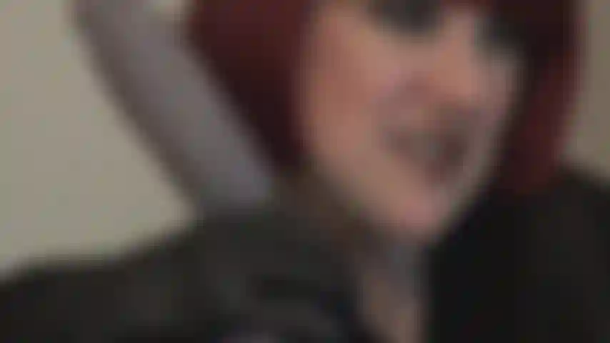 La padrona ti trasforma nel suo succhiacazzi: non è così delizioso questo cazzo nelle mani guantate della padrona? Non c'è niente di male nel volerlo leccare, non c'è niente di male nel prenderlo in bocca e succhiarlo finché non eiacula.