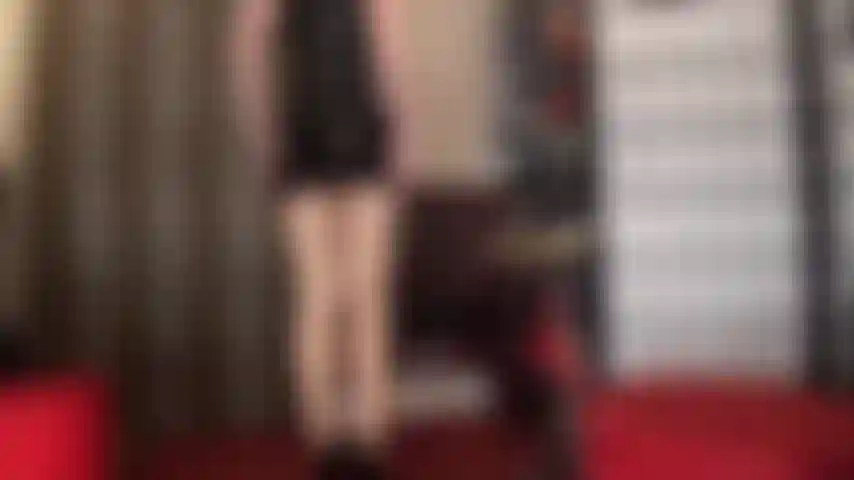 Una minigonna in lattice nero super lucido e scivoloso e strati di collant color carne lucidi ti eccitano il cazzo mentre la padrona vivian si china e ti stuzzica con viste hot sotto la gonna mentre massaggia ogni goccia di sperma dal tuo cazzo.