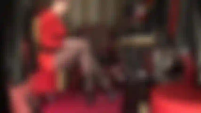 Queste lunghe gambe sono il tuo punto debole - la dea mi stuzzica con una vista laterale delle sue fantastiche gambe incrociate in nylon, in collant neri trasparenti e tacchi alti con plateau e cinturini.