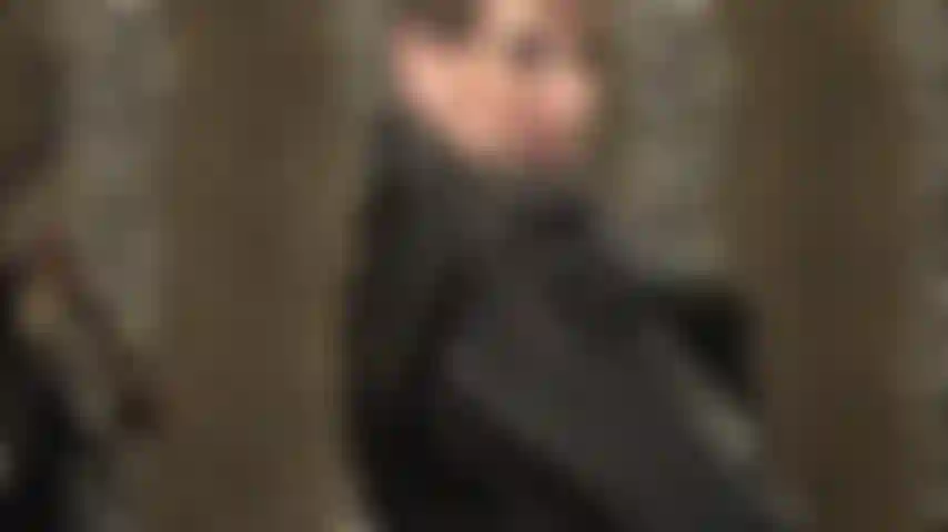 Per i miei sottomessi in pelle: adoro da vicino uno dei cappotti in pelle nera splendidamente disegnati della mia padrona.