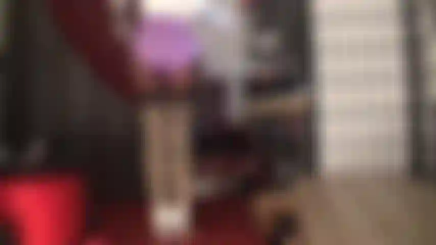 Mutandine a guaina e calze lucide stuzzicano - tacchi bianchi con cinturino e body in raso bianco con guanti completano il look sensuale. Forse ti piacerebbe infilare il tuo cazzo nella parte superiore delle calze..., O piuttosto baciarmi il culo?