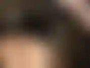 Feticista del lattice, sottoveste, calze di nylon: minigonna corta in lattice nero, guanti di gomma trasparenti, adorazione del culo e collant color carne lucidi.