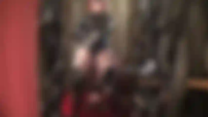 La tua padrona feticista e scintillante ti aspetta con uno dei suoi grossi cazzi, infilandotelo direttamente in bocca mentre ti inginocchi davanti a me. Afferra le tue palle e tirale per me mentre ingoi il mio carico di sperma.