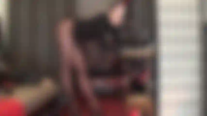 Che stuzzica le gambe con i collant e ama i piedi con collant marroni coprenti e sabot in pelle nera con tacco alto.