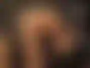 Gambe e piedi in collant dorati extra lucidi, scarpe con la punta aperta e adorazione del sedere.