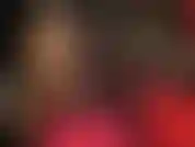 Le calze nere con la parte superiore in pizzo e le cuciture sono l'abbinamento perfetto per un completo sexy in lattice. Mmm, guarda quelle gambe sexy in nylon e quel vestito di gomma lucida.