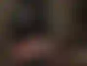 Una padrona di lattice: goditi il mio culo in una calza di gomma nera lucida e una sega con guanti di lattice.