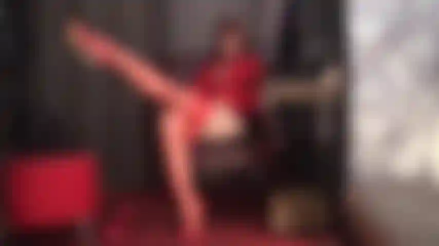 Estrarre il tuo sperma nelle calze della padrona - vestita interamente in raso rosso, calze e tacchi, la padrona non smetterà di mungere il tuo cazzo pulsante con le sue mani guantate di raso finché non sarai stato completamente svuotato. (Gambe, nylon, tacchi alti, stiletti, femdom, tacchi altissimi, ciondolanti, feticismo dei piedi, piedi).
