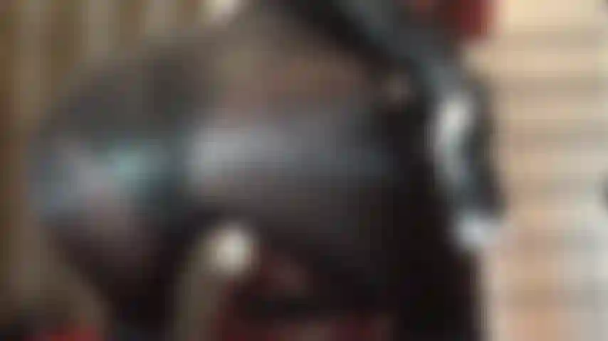 Una sega con guanti di pelle e un facesitting con collant lucidi e opachi wolford e culo nudo in perizoma. Con il suo perfetto culo rotondo in faccia, devi sopportare questo duro trattamento per il cazzo del tuo schiavo.