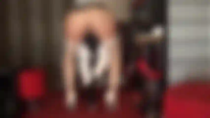 Una sega ruvida con guanti, calze bianche e tacchi: la padrona munge violentemente il cazzo del tuo schiavo con mani guantate e tacchi alti, accarezzando, strizzando e sculacciando il tuo cazzo per far uscire lo sperma mentre tu adori quel bellissimo culo rivestito di nylon.