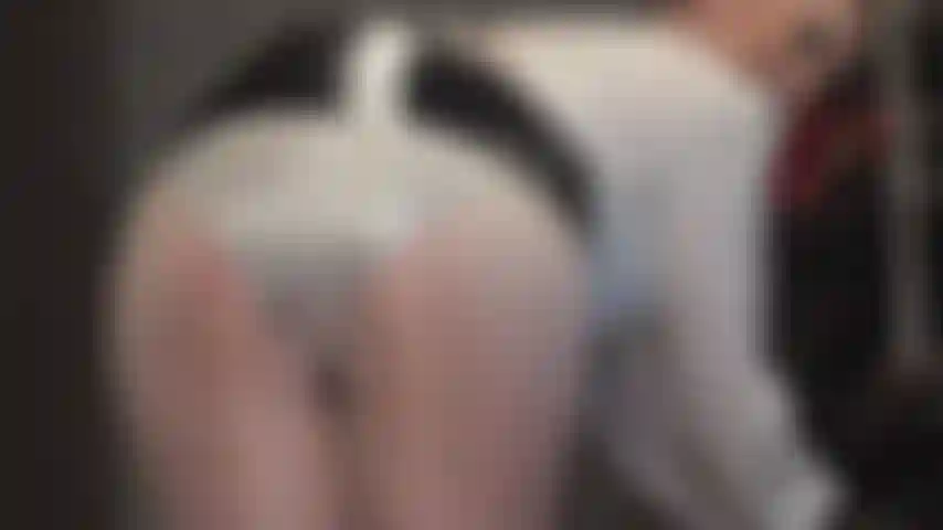 Due mutandine di raso sono meglio di una - le mutandine di raso liscio sono il tuo punto debole. Un paio argentato sotto i collant grigi, delle mutandine di raso rosa sopra. Così sexy!