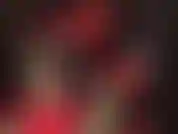 La padrona ha i piedi infilati in décolleté leopardate, penzolanti, fa roteare questi tacchi alti e le belle dita dei piedi in nylon nero.