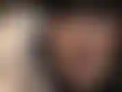 Una sega con un guanto di raso color champagne, così morbido e setoso, avvolto attorno al tuo cazzo da schiavo. È così che vorresti che quei guanti ti accarezzassero su e giù, prosciugandoti le palle, mungendo il tuo sperma.