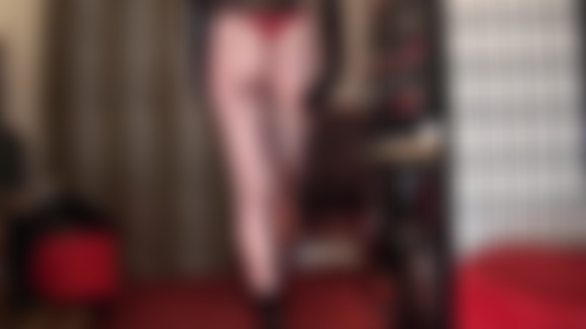 In pvc, stivaletti, collant a rete e perizoma rosso: le gambe e il sedere di mistress vivian sono fantastici in questo paio di calze a rete.