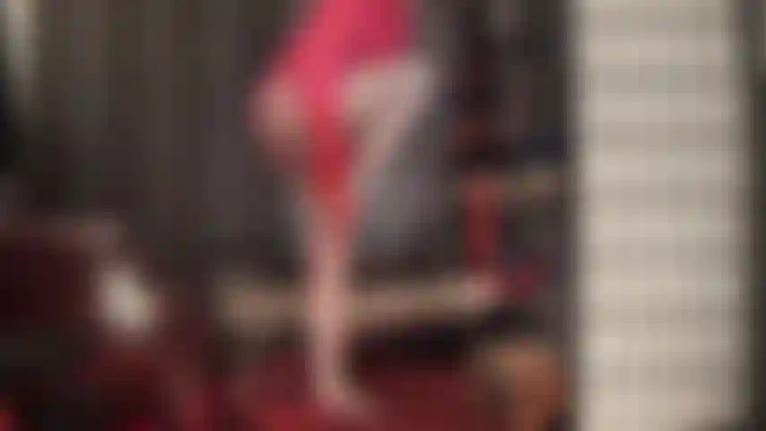 Adoro le curve sexy della mia padrona nelle tonalità del rosso e del corallo: una graziosa camicetta di raso arricciata, guanti rossi, mutandine a guaina, collant e strati di calze ti rendono debole.